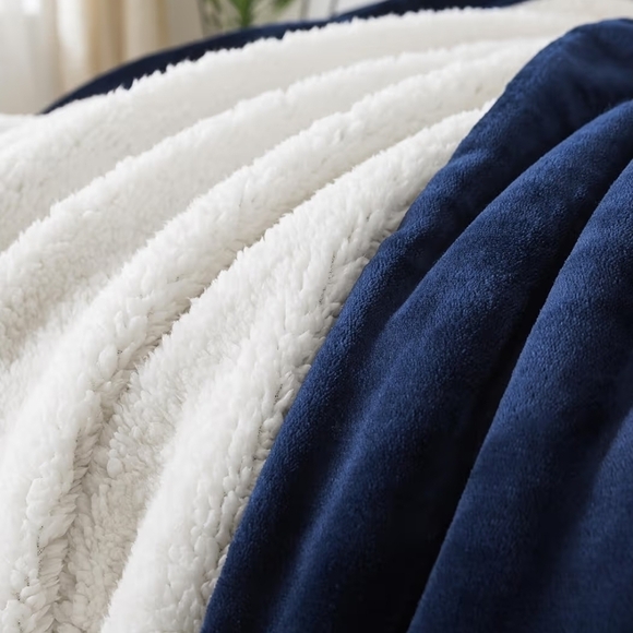 Luxurious Navy and Cream Bedding Set - Picture 4 of 6